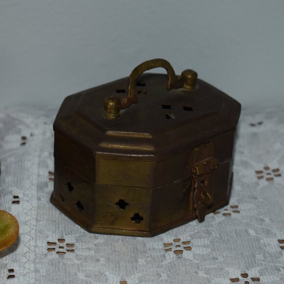 Vintage Antique Small Brass Incense Trinket Cricket Box Gothic Farmhouse Decor - Picture 11 of 14